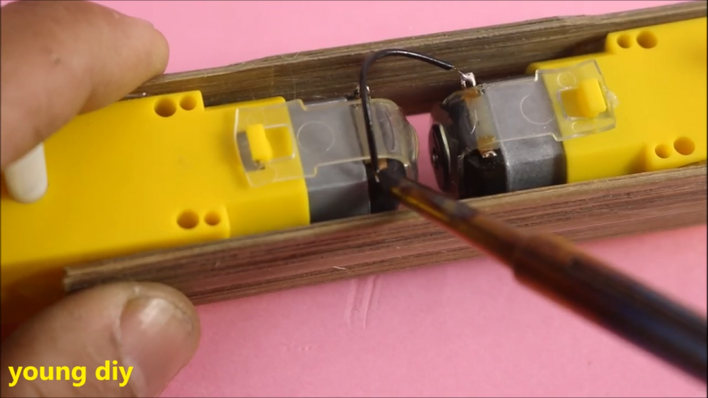 آموزش ساخت ربات خزنده با موتور گیربکس پلاستیکی زرد - دیجی اسپارک