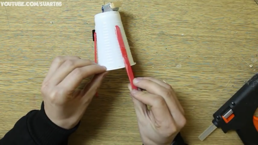 اتصال چوب بستنی به پایه لیوان کاغذی کاردستی ربات خندان - دیجی اسپارک