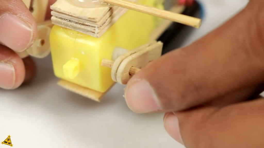 اتصال شفت چوبی به تبدیل موتور گیربکس زرد - کاردستی سگ باهوش - دیجی اسپارک