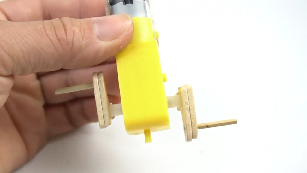 پایه های شفت موتور زرد با چوب بستنی ربات قدم زن کاردستی - دیجی اسپارک