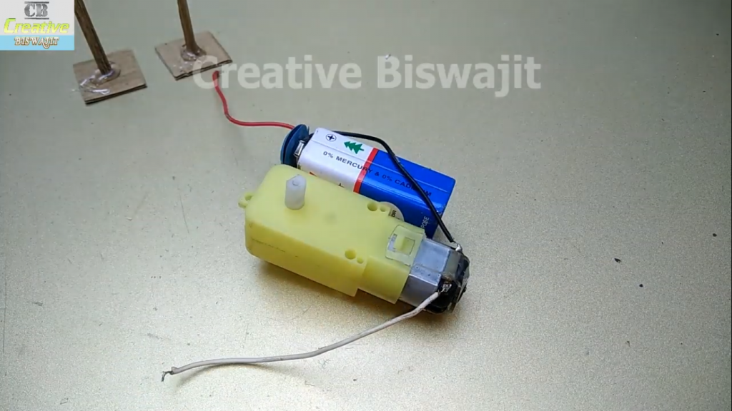 اتصال باتری کتابی در ساخت کاردستی ربات ملق زن - دیجی اسپارک