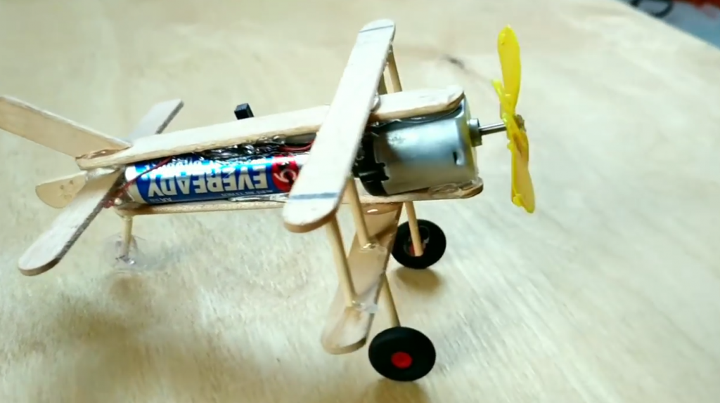 ساخت کاردستی هواپیمای دوباله با چوب بستنی - دیجی اسپارک 