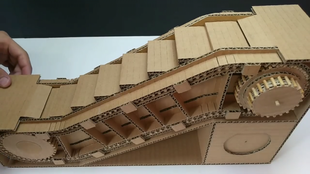 نهایی سازی ظاهر کاردستی پله برقی با کارتن مقوایی - دیجی اسپارک