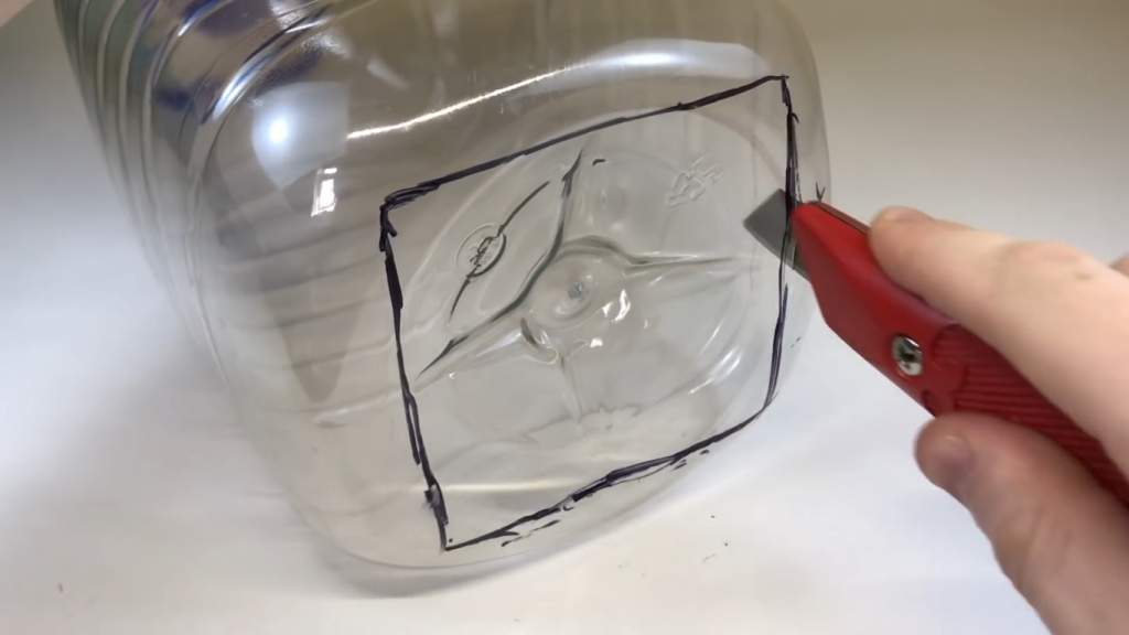 آماده سازی بطری پلاستیکی برای کاردستی جارو برقی کوچک - دیجی اسپارک