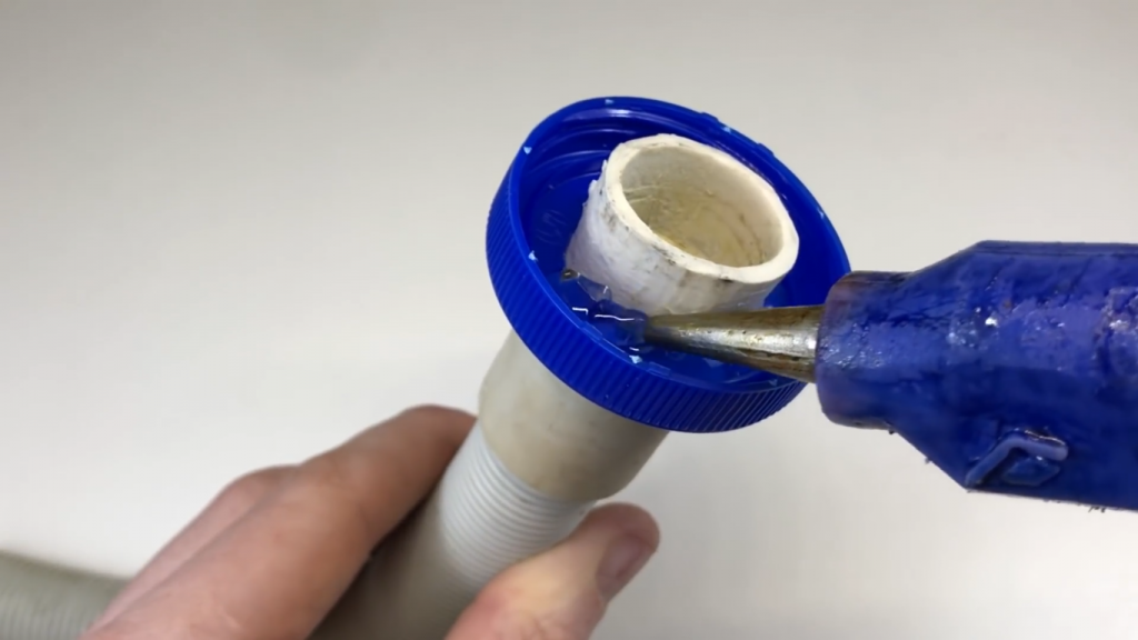 اتصال لوله به در بطری پلاستیکی در ساخت کاردستی جارو برقی کوچک - دیجی اسپارک