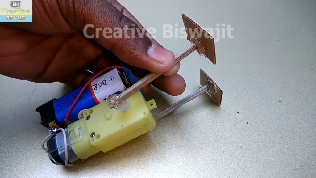 اتصال پایه های کاردستی ربات ملق زن با چسب حرارتی - دیجی اسپارک