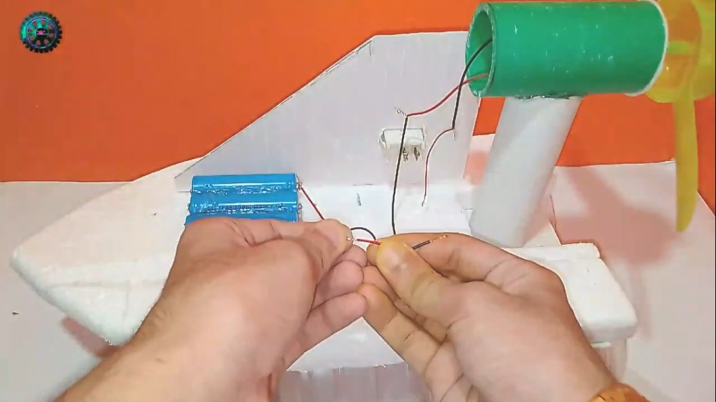 اتصال باتری لیتیومی در ساخت کاردستی قایق موتوری - دیجی اسپارک