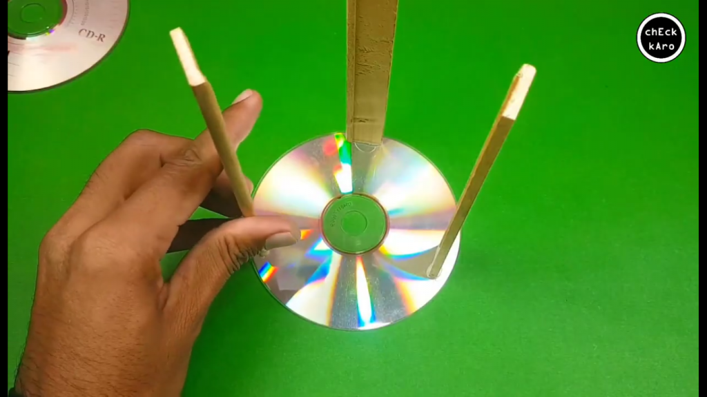 اتصال چوب ها به CD در ساخت کاردستی غلت زن - دیجی اسپارک