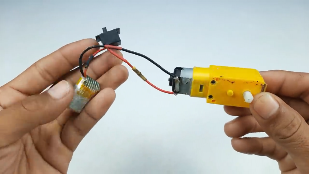 اتصالات باتری و موتور گیربکس زرد در ساخت کاردستی تراکتور واگن کش - دیجی اسپارک