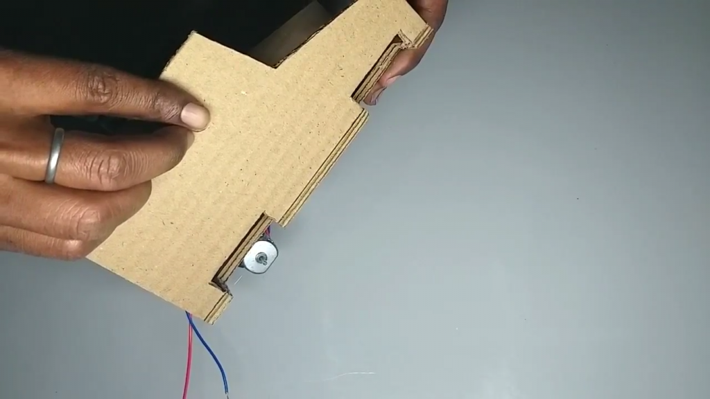 ساخت بدنه کاردستی ماشین کنترلی با کارتن مقوایی - دیجی اسپارک