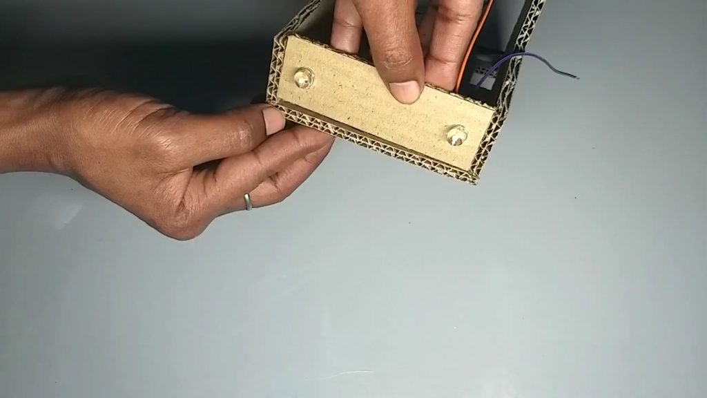 اتصال LED در ساخت کاردستی ماشین کنترلی با کارتن مقوایی - دیجی اسپارک