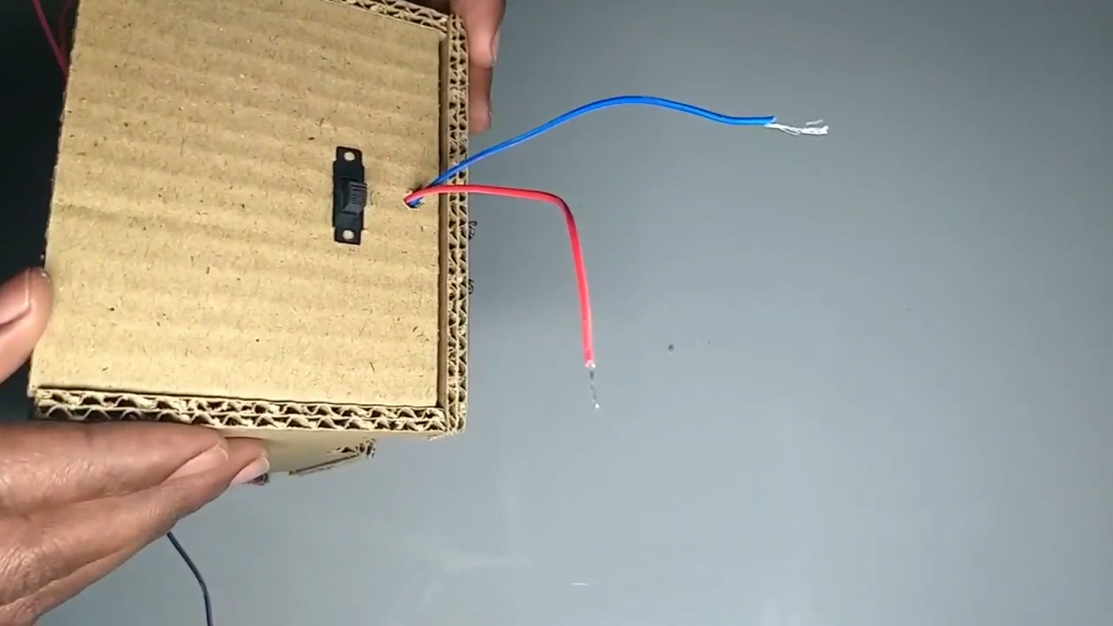 کلید برق کاردستی ماشین کنترلی با کارتن مقوایی - دیجی اسپارک