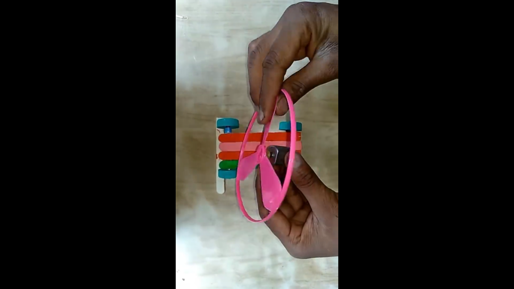 اتصال ملخ در ساخت کاردستی ماشین ملخی رنگارنگ - دیجی اسپارک