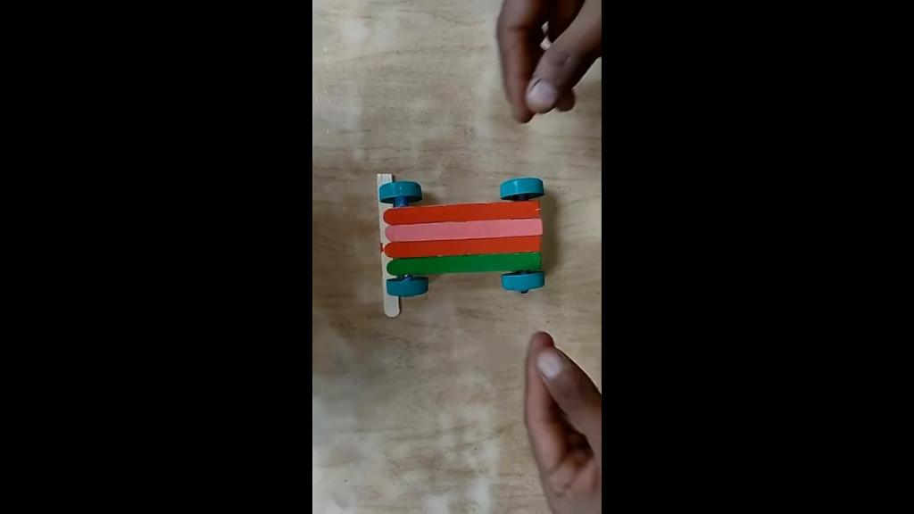 اتصال چوب بستنی در ساخت ماشین ملخی رنگارنگ - دیجی اسپارک