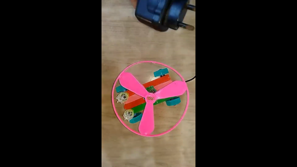 اتصال آداپتور در ساخت کاردستی ماشین ملخی رنگارنگ - دیجی اسپارک