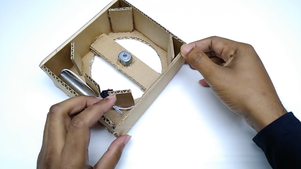 ساخت بدنه کاردستی فن رومیزی با مقوا - دیجی اسپارک
