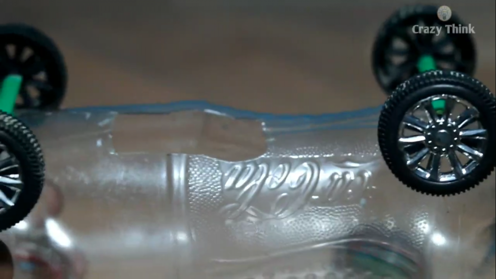 اتصال چرخ ها در کاردستی هلیکوپتر شینوک با بطری پلاستیکی - دیجی اسپارک