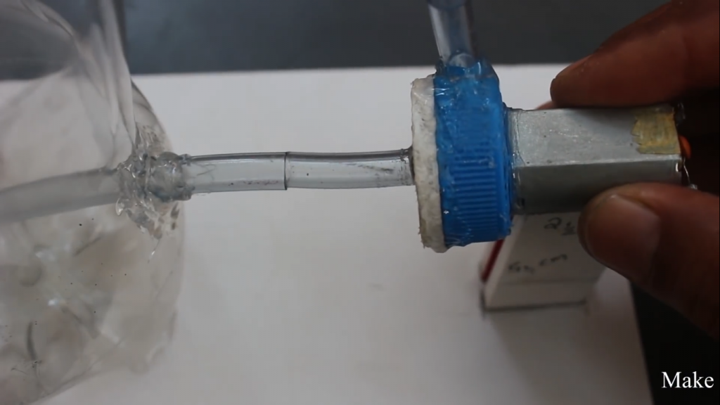 اتصال میکسر به لوله پلاستیکی در بطری نوشابه - کاردستی میکسر دیجی اسپارک