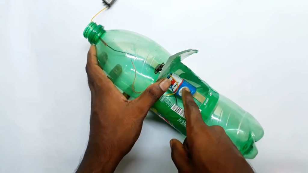آماده سازی بطری پلاستیکی نوشابه در ساخت کاردستی قایق - دیجی اسپارک