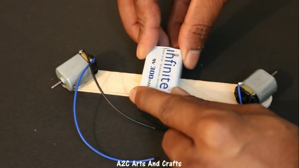 اتصال باتری کتابی در ساخت کاردستی پنکه چرخشی - دیجی اسپارک
