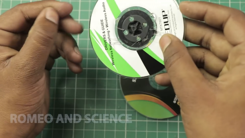 اتصال محور به CD بازیافتی در ساخت کاردستی اسکوتر برقی - دیجی اسپارک