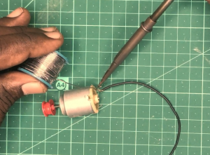 اتصال سیم به موتور آرمیچر کاردستی چوب بستنی - دیجی اسپارک