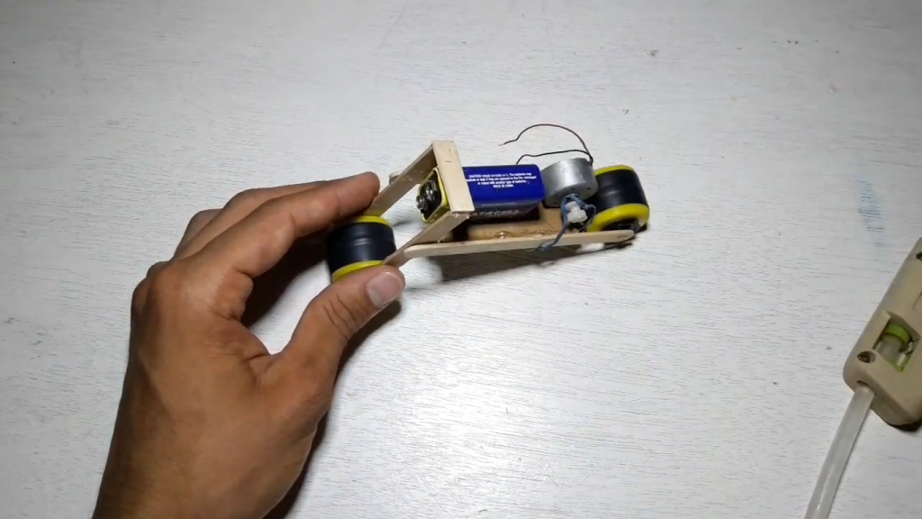 اتصال باتری کتابی در ساخت کاردستی موتور پرشی - دیجی اسپارک
