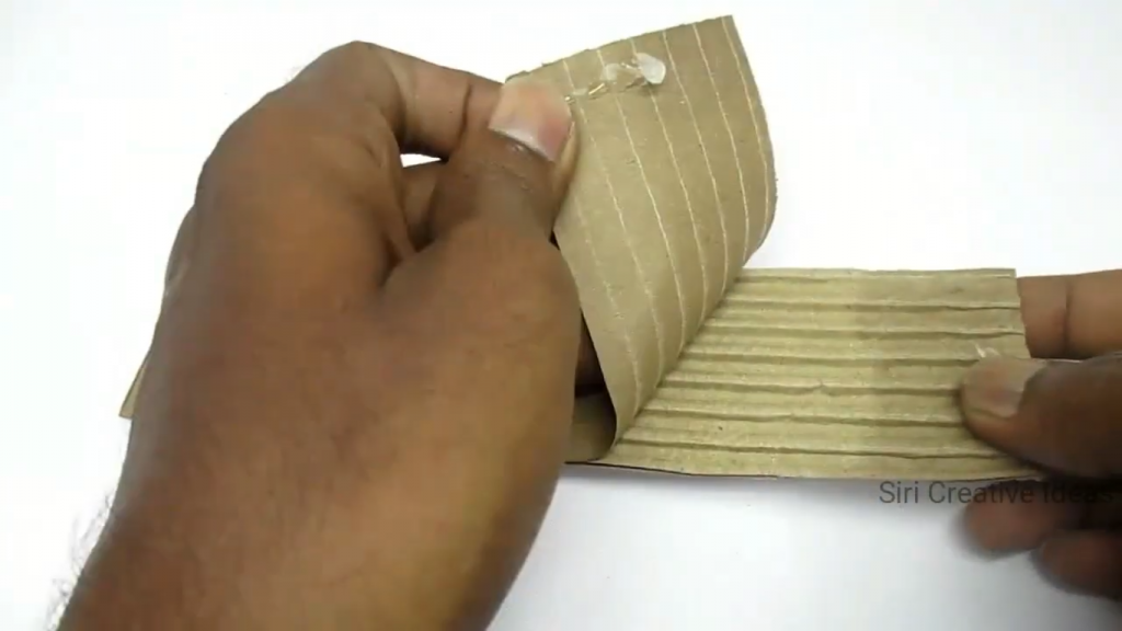 برش کارتن مقوایی در ساخت کاردستی پنکه رومیزی - دیجی اسپارک