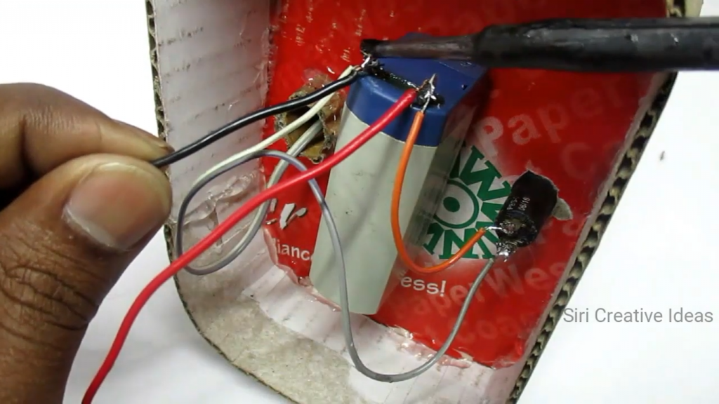 اتصال سیم های کاردستی پنکه رومیزی به باتری - دیجی اسپارک