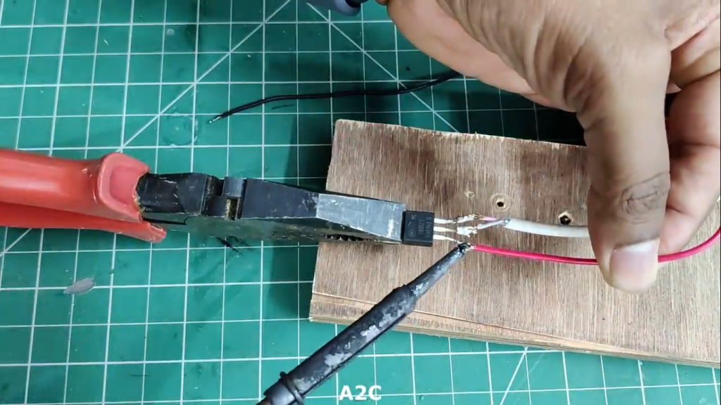 اتصال رگلاتور ولتاژ در ساخت کاردستی شارژر دستی - دیجی اسپارک
