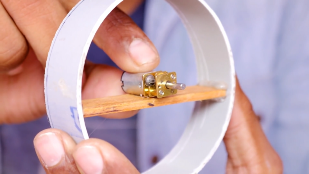 اتصال موتور گیربکس در ساخت کاردستی دایره ی غلطان - دیجی اسپارک