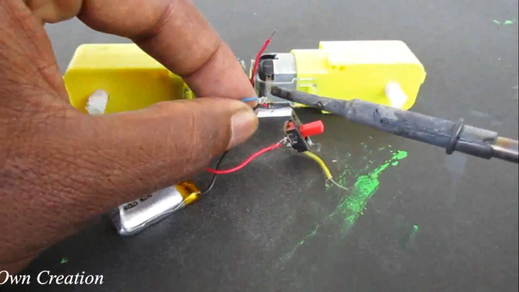 اتصالات باتری در ساخت کاردستی ماشین خزنده - دیجی اسپارک
