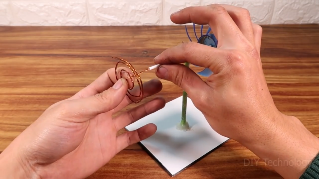 اتصال سیم پیچ در ساخت کاردستی پنکه بدون باتری - دیجی اسپارک