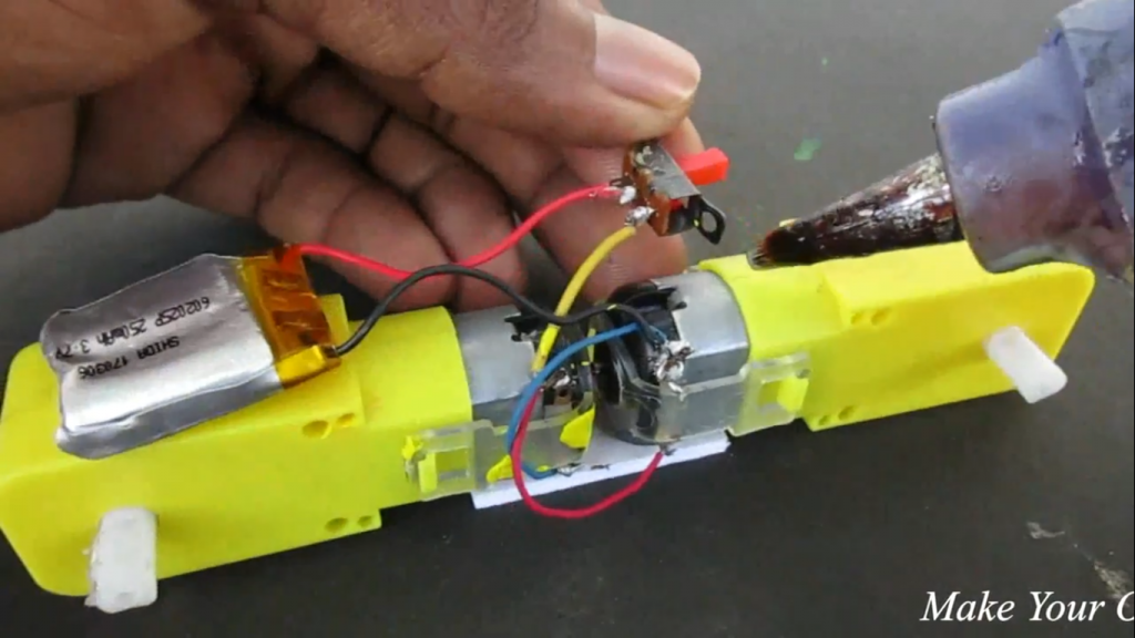اتصالات سیم ها و باتری در ساختی کاردستی ماشین خزنده - دیجی اسپارک