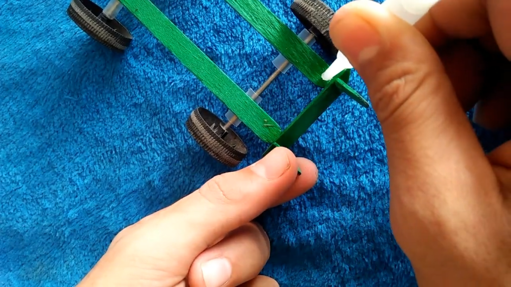 اتصال قطعات با چسب قطره ای در ماشین رالی چوبی - دیجی اسپارک