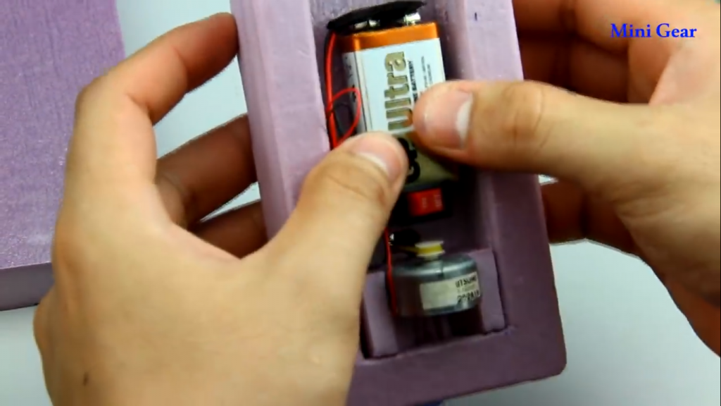 اتصال باتری کتابی در ساخت کاردستی قایق موتوری مینیاتوری - دیجی اسپارک